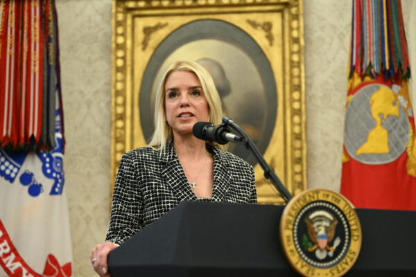 Pam Bondi habla después de prestar juramento como Fiscal General de Estados Unidos en la Oficina Oval de la Casa Blanca en Washington, DC, el 5 de febrero de 2025.(ANDREW CABALLERO-REYNOLDS / AFP)