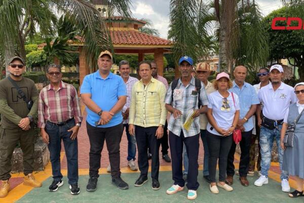 Diputado Román de Jesús, junto a otros representantes.