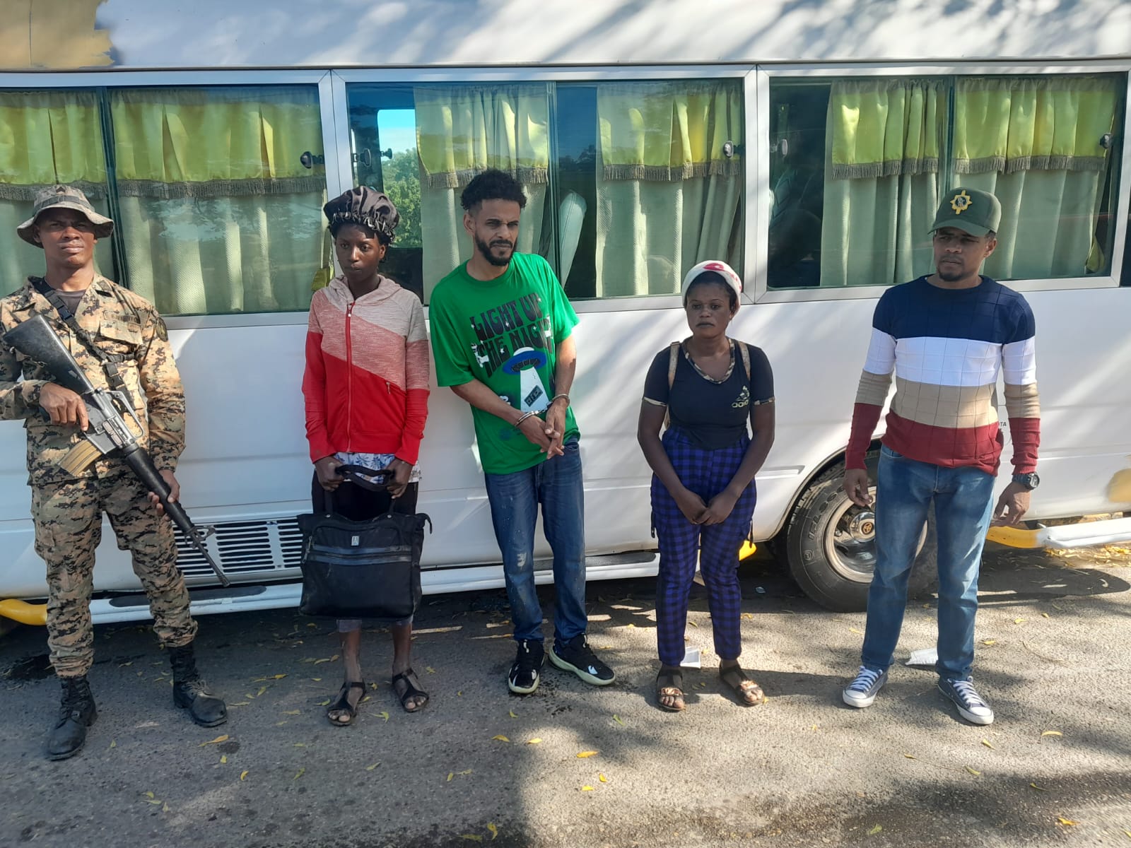 El chofer de un minibús se arrojó a un canal de riego en Montecristi y resultó rescatado por miembros del Ejército de la República Dominicana.