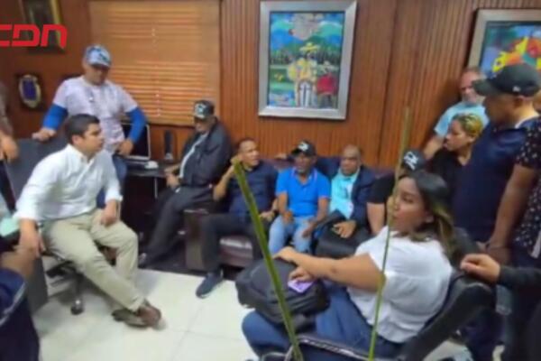 Jhael Isa, director ejecutivo del Fitram reunidos con transportistas en Santiago.