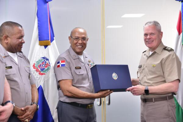 Director general de la Policía Nacional recibe la visita del director del IADC