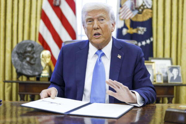 El presidente de de Estados Unidos, Donald Trump, este martes en la Oficina Oval de la Casa Blanca. EFE/SHAWN THEW 