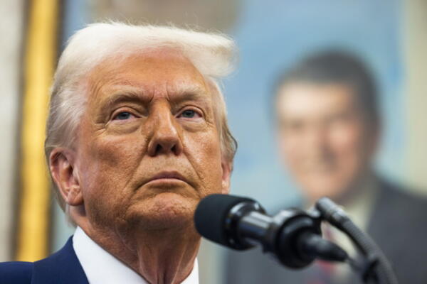 El presidente estadounidense, Donald Trump, habla con los medios de comunicación en la Oficina Oval de la Casa Blanca. EFE/JIM LO SCALZO 