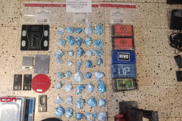En la azotea del edificio, la Policía descubrió un pequeño depósito que contenía cuatro paquetes de cocaína. (foto, fuente externa)
