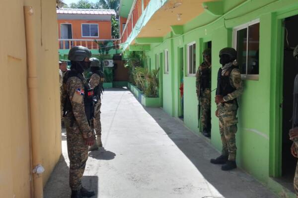 El Ejército de la República Dominicana y agentes de Migración realizaron una requisa en el hotel El Crucero de Montecristi.