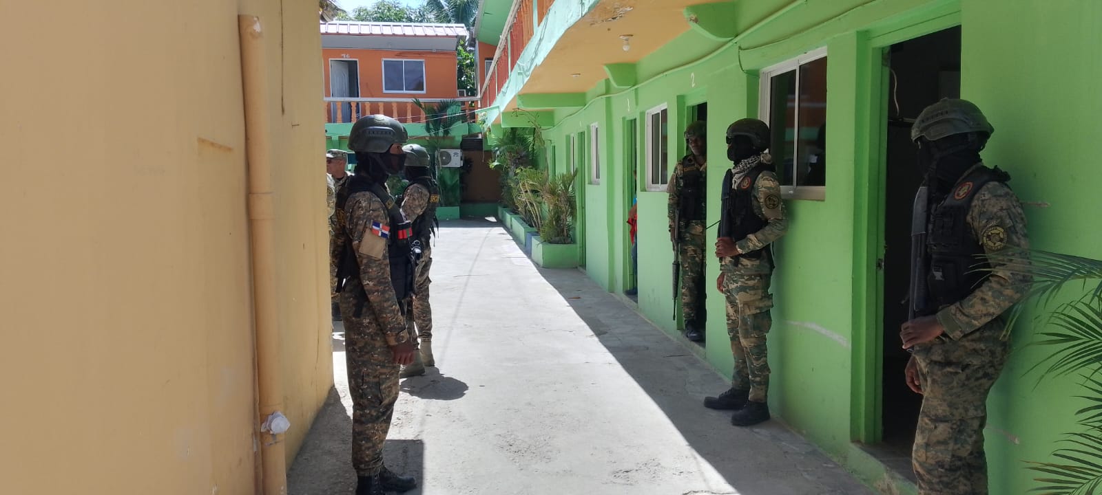 El Ejército de la República Dominicana y agentes de Migración realizaron una requisa en el hotel El Crucero de Montecristi.