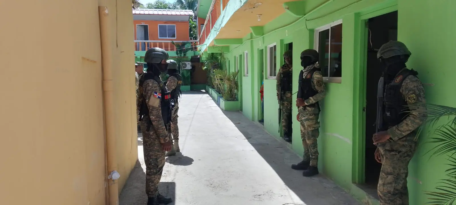 El Ejército de la República Dominicana y agentes de Migración realizaron una requisa en el hotel El Crucero de Montecristi.