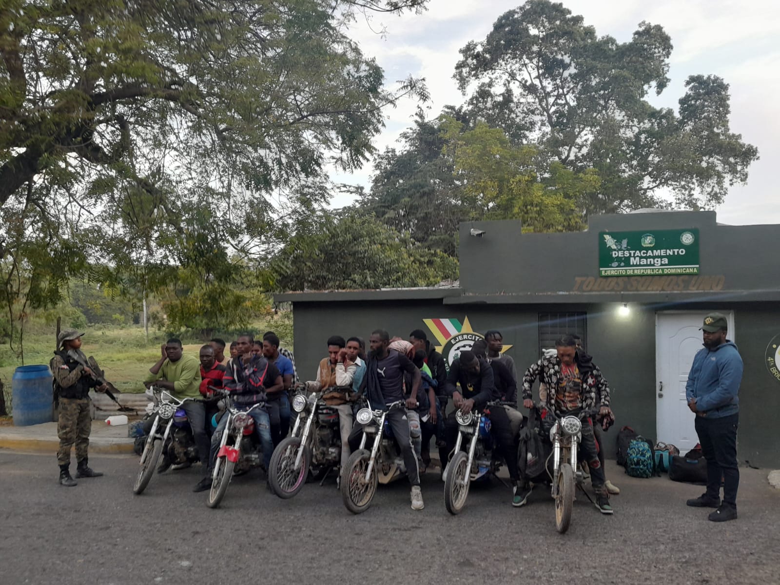 Ejército interviene centro de acopio para indocumentados que funcionaban en una casucha en Montecristi