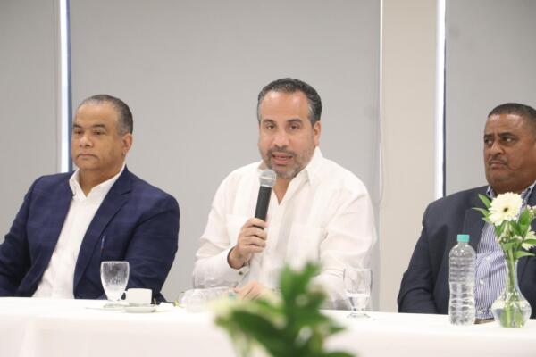 El Director del Instituto Nacional de Educación Física, INEFI, Alberto Rodríguez mientras ofrece declaraciones sobre el programa Tanda Extendida.