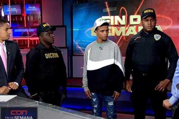 El joven Sebastián Tejada Santana, de 20 años, acudió a Multimedios del Caribe y las cámaras de CDN37 para entregarse a la Policía.