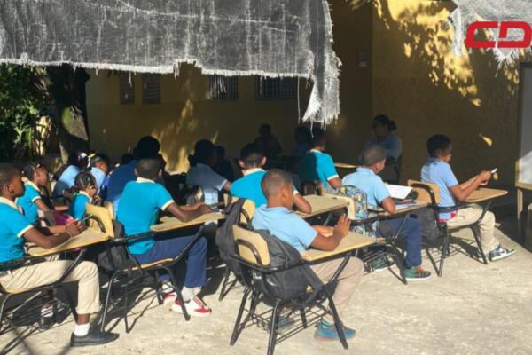 Estudiantes del centro educativo Los Blancos en Barahona. 
