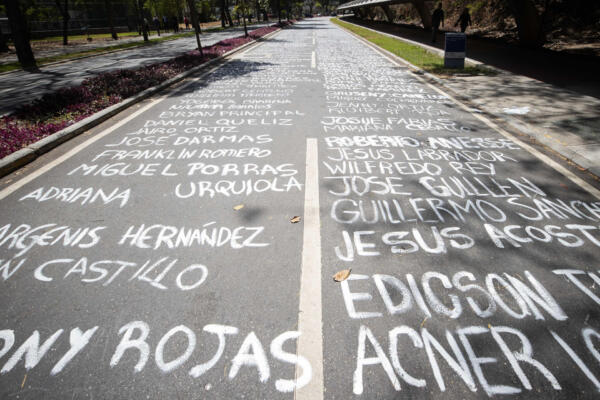 Estudiantes venezolanos recuerdan a los muertos en las protestas contra Maduro desde 2014