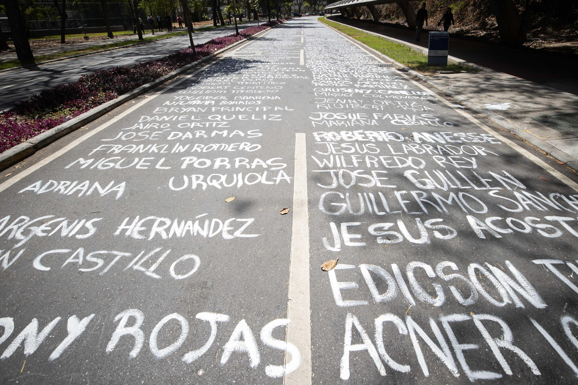 Estudiantes venezolanos recuerdan a los muertos en las protestas contra Maduro desde 2014
