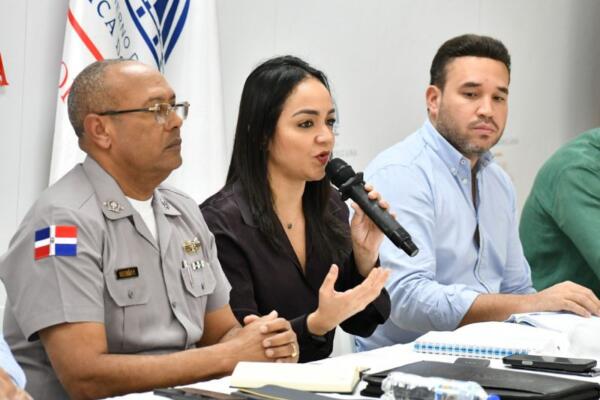 Foto de la ministra de Interior y Policía, Faride Raful, junto al director de la Policía Nacional, mayor general Ramón Antonio Guzmán Peralta, y el director del programa Control de Bebidas Alcohólicas (COBA), Fermín Domínguez.