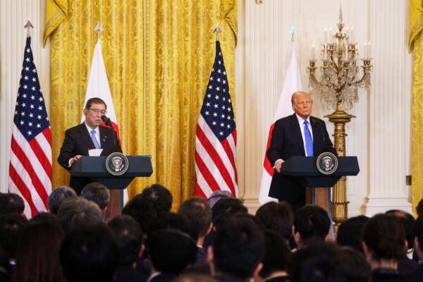 Fotografía del presidente de Estados Unidos, Donald Trump, y del primer ministro de Japón, Shigeru Ishiba. EFE/Will Oliver