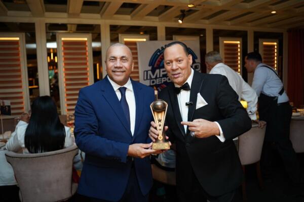 Frankln Mirabal es premiado como el Narrador Latino del Año