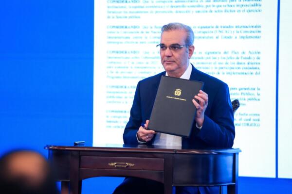  El presidente Luis Abinader firmó este lunes el decreto 76-25, que crea la Comisión Presidencial de Transparencia y Anticorrupción. (Foto, fuente externa)