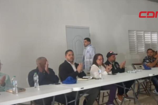 Autoridades reunidos con comunitarios y choferes para llegar a un acuerdo. 