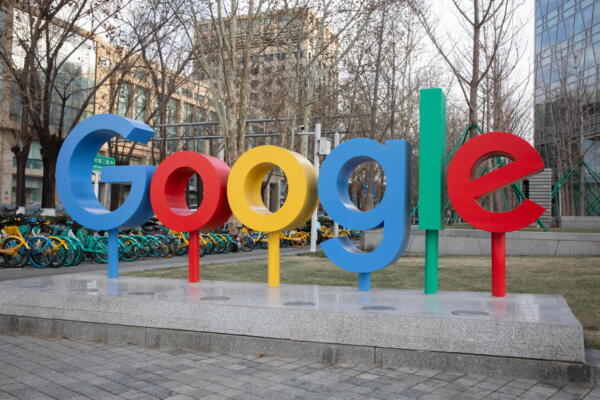 Fotografía del logo afuera de las oficinas de Google en Beijing (China). EFE/JESSICA LEE