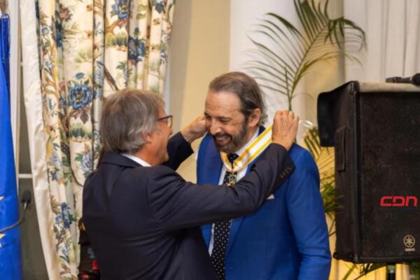 El embajador de España en el país, Antonio Pérez-Hernández, fue el encargado de imponer la condecoración a Juan Luis Guerra. (foto, fuente externa)