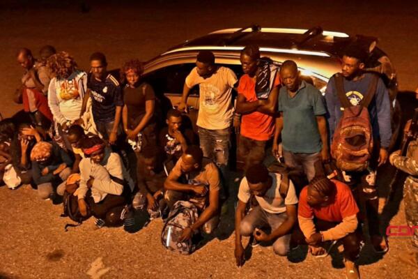Detienen dominicano por transportar 20 haitianos indocumentados. (foto, fuente externa)