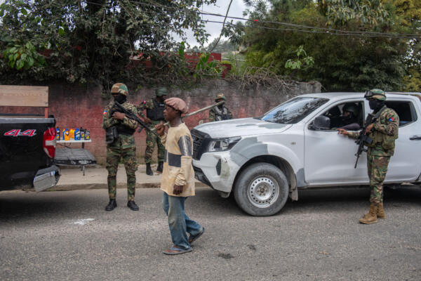 Fotografía que muestra a soldados haitianos que vigilan una comuna en Kenscoff (Haití). EFE/ Johnson Sabin