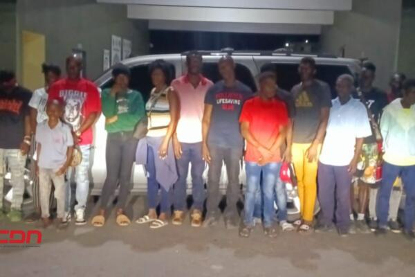 El conductor, por el momento no identificado, salió del vehículo, emprendió la huida y dejó abandonados a los indocumentados. (foto, fuente externa)