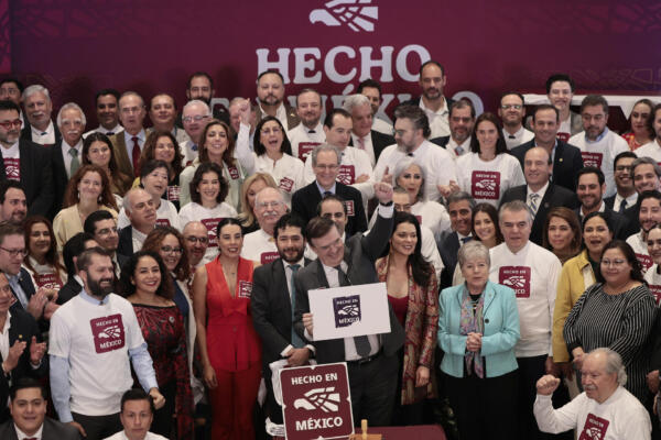 El secretario de Economía, Marcelo Ebrard, acompañado de funcionarios y empresarios, durante el lanzamiento de la campaña 'Hecho en México'. EFE/ José Méndez