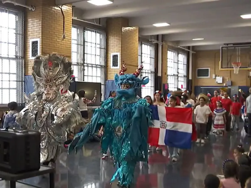 Baile, cultura y tradición: estudiantes del Bronx conmemoran EN GRANDE la Independencia Dominicana
