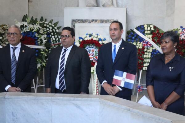 El Incabide rindió homenaje a los Padres de la Patria con una ofrenda floral en el Altar de la Patria, conmemorando el Mes de la Patria.