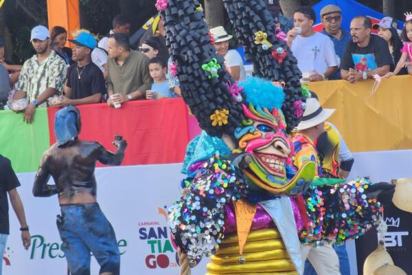 Inicia carnaval de Santiago con menor asistencia que en años anteriores