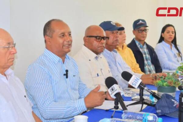 Representantes del Ministerio de Agricultura y del Instituto Agrario Dominicano