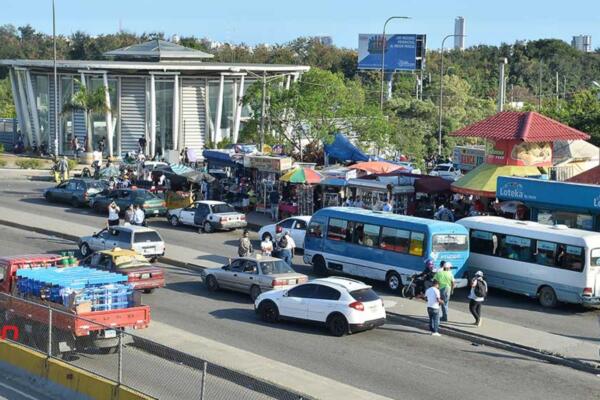 El KM9 de la Autopista Duarte vive un caos creciente que afecta tanto a los conductores como a los usuarios del transporte público. (Foto, fuente externa)