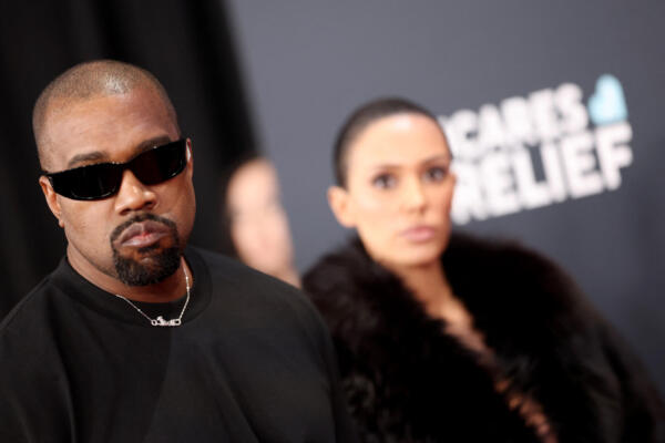 Kanye West y Bianca Censori asisten a la entrega anual de los Grammy. AFP
