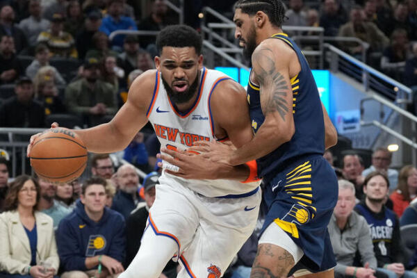 Karl Towns generando ofensiva para los Knicks en el partido en el que los Knicks vencieron a Indiana en la noche del martes en la NBA