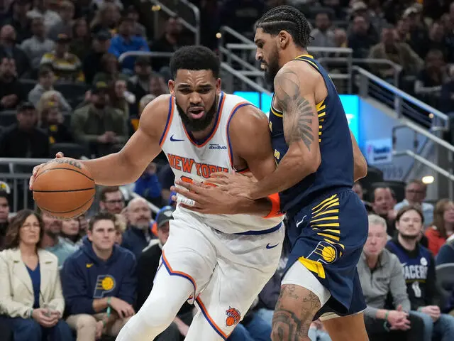 Karl Towns generando ofensiva para los Knicks en el partido en el que los Knicks vencieron a Indiana en la noche del martes en la NBA