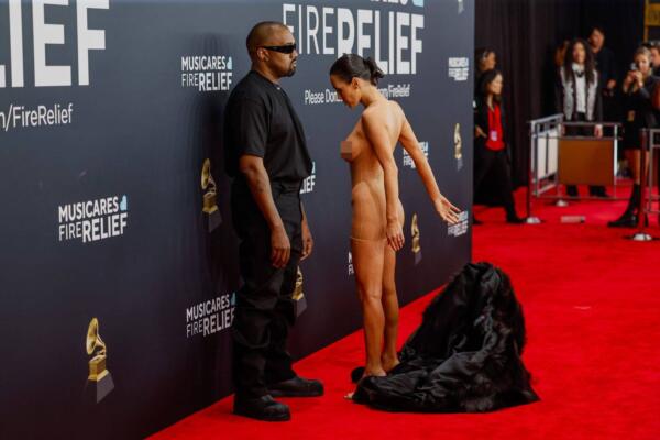 La historia de Kanye West presionando a mujeres a desnudarse