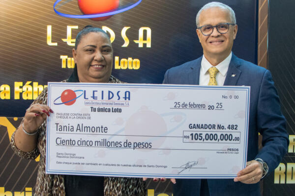 La Lotería Electrónica Internacional Dominicana (Leidsa) informó que la Sra. Tania Almonte, recibió el cheque de 105 millones de pesos.