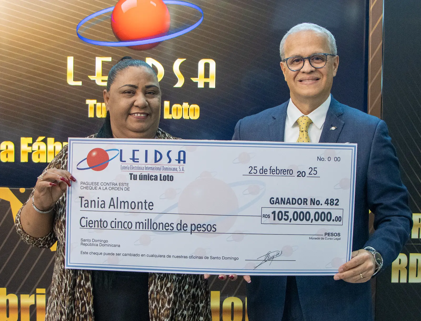 La Lotería Electrónica Internacional Dominicana (Leidsa) informó que la Sra. Tania Almonte, recibió el cheque de 105 millones de pesos.