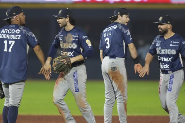 Los Charros de Jalisco de México celebran luego de la victoria de Cardenales de Lara de Venezuela en la Serie del Caribe