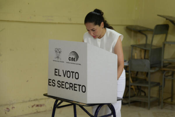 La candidata presidencial del correísmo, Luisa González, vota durante las elecciones presidenciales y legislativas de Ecuador este domingo, en Canuto). EFE/ Ariel Ochoa