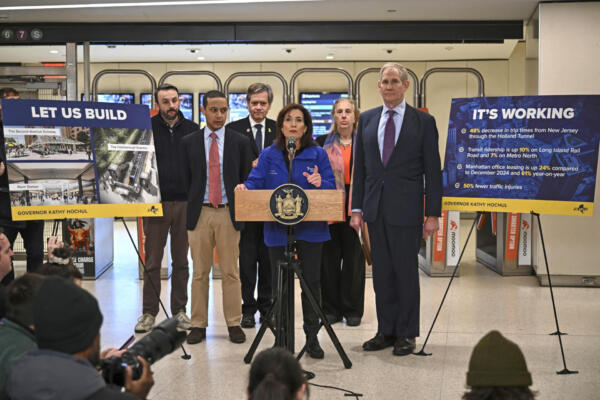La gobernadora de Nueva York, Kathy Hochul (centro), y el presidente y director ejecutivo de la Autoridad Metropolitana de Transporte (MTA), Janno Lieber (derecha). ANGELA WEISS / AFP