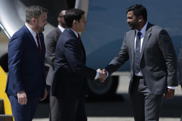 El secretario de Estado de los Estados Unidos, Marco Rubio, saluda al embajador de los Estados Unidos en Guatemala, Tobin Bradley. 
EFE/ David Toro