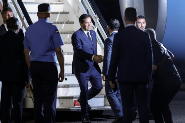 El secretario de Estado de EE.UU., Marco Rubio, desciende del avión oficial este miércoles, en el aeropuerto Internacional de Las Américas en Santo Domingo. EFE/ Orlando Barría