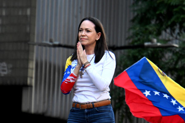 La líder de la oposición venezolana María Corina Machado hace gestos durante una protesta convocada por la oposición en vísperas de la toma de posesión presidencial, en Caracas el 9 de enero de 2025. BARRETO / AFP