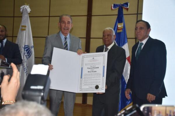 Mescyt rinde homenaje a Melanio Hernández por su trayectoria en el campo de la educación
