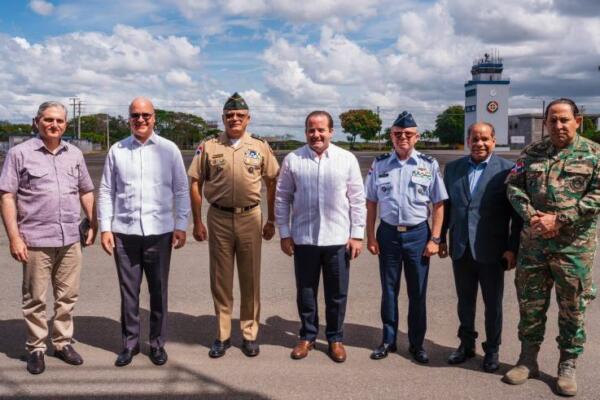 Ministro Paliza supervisa avances en la modernización de la pista aérea de San Isidro