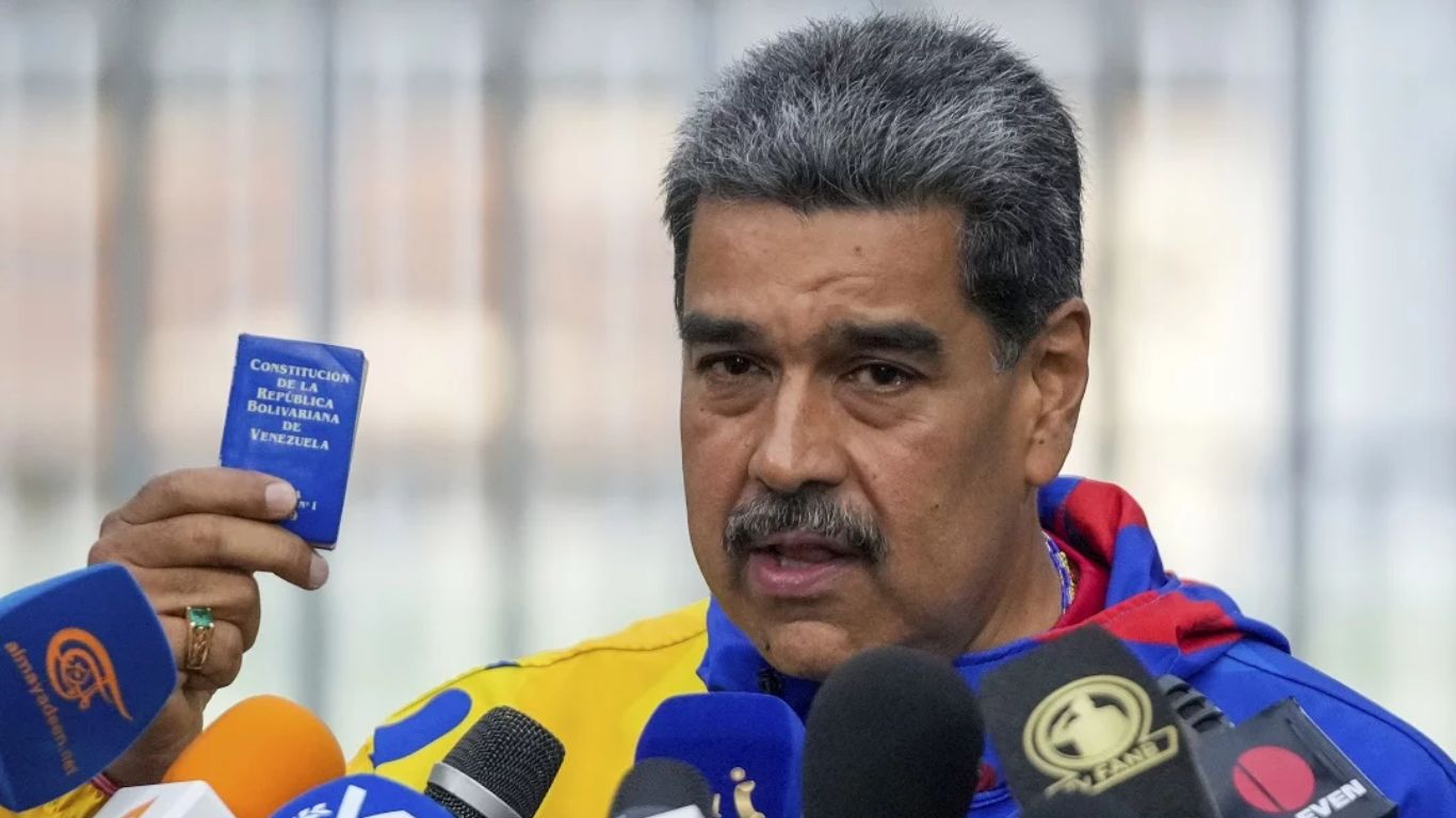 Maduro planteó este miércoles una reforma a la Constitución de Venezuela que amplíe y modernice "al máximo" la carta magna.