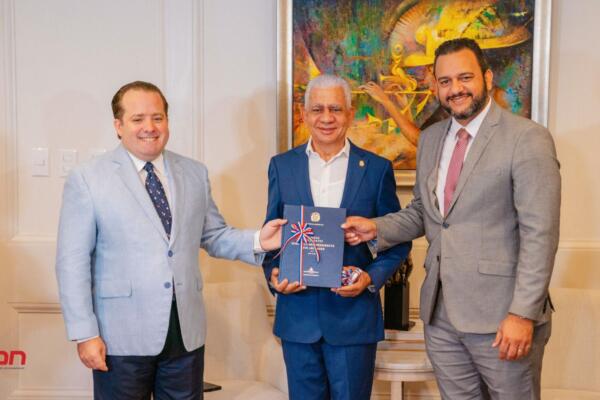 Ministro Paliza entrega memorias de gestión 2024 en el Congreso Nacional. (Foto, fuente externa)