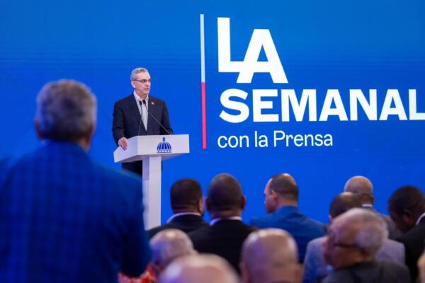 Gobierno evalúa cobrar servicios de salud a extranjeros